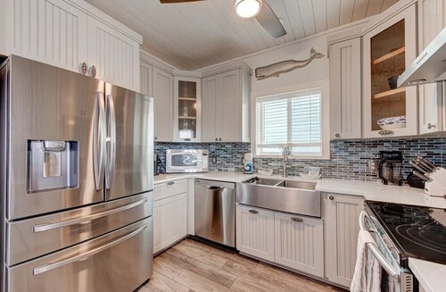 Shared Heated Pool, Hot Tub, Pet Friendly, Boardwalk to the Beach