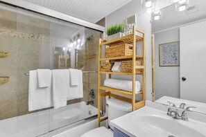 Toallas, jabón, papel de baño 
