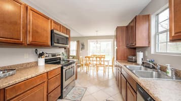 House, Multiple Beds, Patio, Garden View (Main Street Cottage) | Private kitchen | Fridge, microwave, oven, stovetop