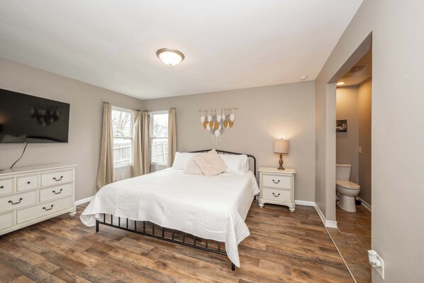 House, Multiple Beds, Patio, Garden View (Main Street Cottage) | 3 bedrooms, individually decorated, individually furnished, bed sheets