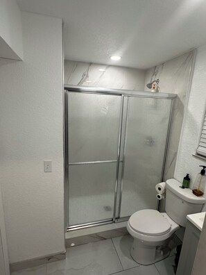 Shower, hair dryer, towels, soap - Spacious 5-bedroom house with WiFi, AC 7 mins from hard rock stadium (Opa-locka)