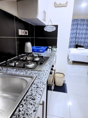 Micro-ondes, four, plaque de cuisson