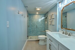 淋浴设施、吹风机、毛巾、肥皂