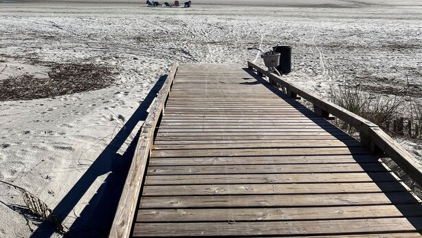 A wooden boardwalk leading to a beach with a clear blue sky. - Renovated 1BR Condo. Walk to Beach&Salty Dog, Sleeps 5. Bike, Golf, Pickleball! (Hilton Head Island)