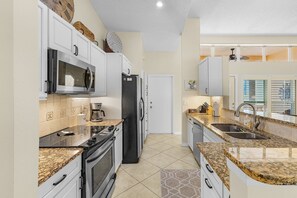 Réfrigérateur, micro-ondes, four, lave-vaisselle