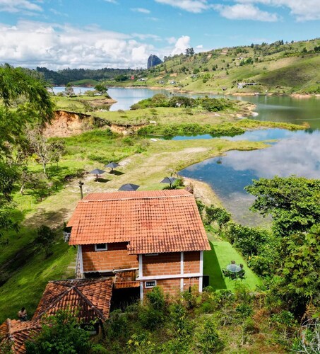 Cabin in Guatape with Jacuzzi and dam.