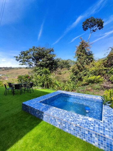Cabin in Guatape with Jacuzzi and dam.