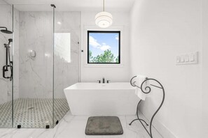 Shower, towels - ☀️Infinity Pool-4BR-30A Cypress Stay (Santa Rosa Beach)