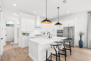 冷蔵庫、電子レンジ、オーブン、コンロ