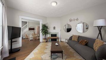 Resortwoning, meerdere bedden, patio, uitzicht op tuin (Summit Scholars 1) | Woonruimte | Een 42-inch flatscreentelevisie met digitale zenders