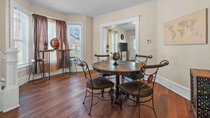 Un coin repas avec une table ronde, quatre chaises et un globe posé sur la table.