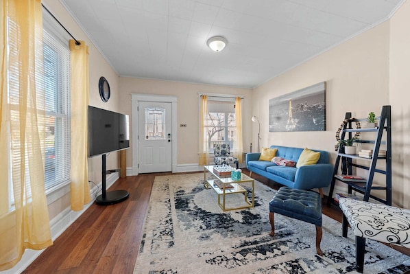 Townhome, Berbilang Katil, Patio, Garden View (Summit Scholars 2) | Ruang tamu | 42 inci televisyen skrin rata dengan digital 