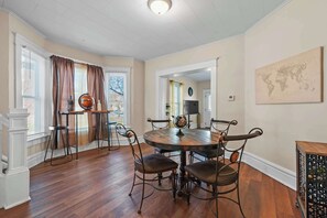Stadtwohnung, Mehrere Betten, Terrasse, Gartenblick (Summit Scholars Suites) | Speisen