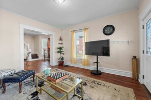 Townhouse, flere senger, terrasse, hageutsikt (Summit Scholars Suites) | Oppholdsområde | En 42-tommers Flatskjerm-TV med digitale kanaler