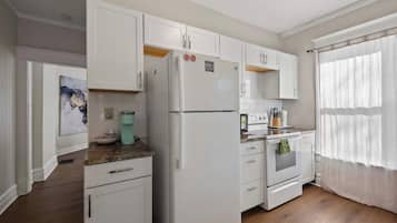 Townhome, Multiple Beds, Patio, Garden View (Summit Scholars Suites) | Private kitchen | Fridge, microwave, oven, stovetop
