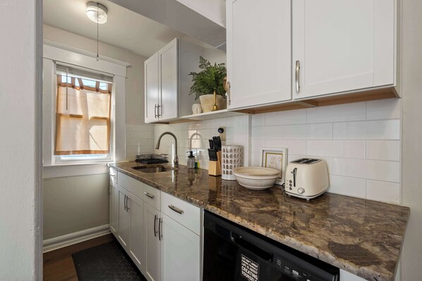 Casa de ciudad, varias camas, patio, vista al jardín (Summit Scholars Suites) | Cocina privada | Refrigerador, microondas, horno y parrilla de estufa