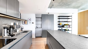 Kühlschrank, Mikrowelle, Ofen, Herdplatte
