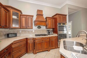 House, Multiple Beds, Patio, Garden View (The Bishops Manor) | Private kitchen