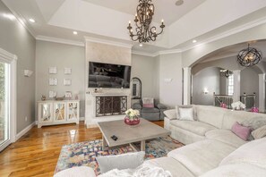 Talo, useita sänkyjä, patio, näköala puutarhaan (The Bishops Manor) | Oleskelualue | 65–tuumainen taulutelevisio, jossa digitaalikanavat