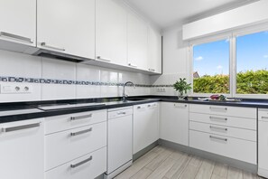 Kylskåp, mikrovågsugn, ugn och diskmaskin