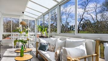 Een televisie en een open haard