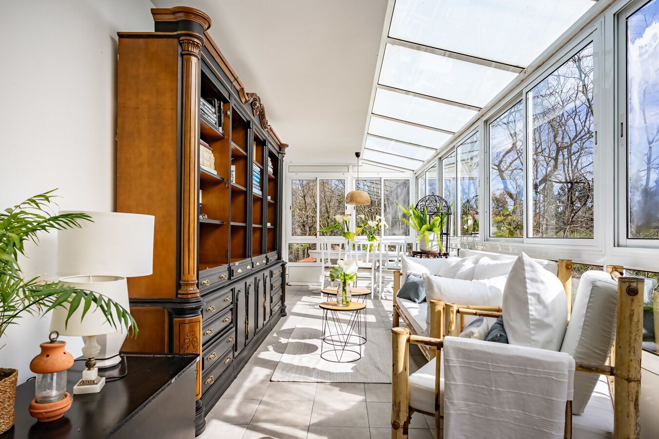 Een televisie en een open haard