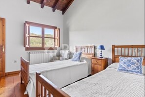4 habitaciones, tabla de planchar con plancha y cuna de viaje 