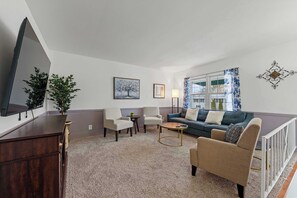 ハウス ベッド (複数台) パティオ ガーデンビュー (The Gahanna Getaway) | リビング エリア | 42 インチの薄型テレビ (デジタル放送視聴可)、暖炉