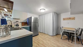 Casa, diversos llits, pati, vistes al jardí (The Gahanna Getaway) | Cuina privada | Frigorífic, microones, forn i placa de cuina
