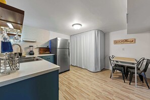 Casa, varias camas, patio, vistas al jardín (The Gahanna Getaway) | Cocina privada | Frigorífico, microondas, horno y placa de cocina