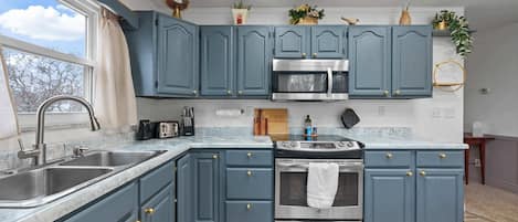 Casa, varias camas, patio, vistas al jardín (The Gahanna Getaway) | Cocina privada | Frigorífico, microondas, horno y placa de cocina