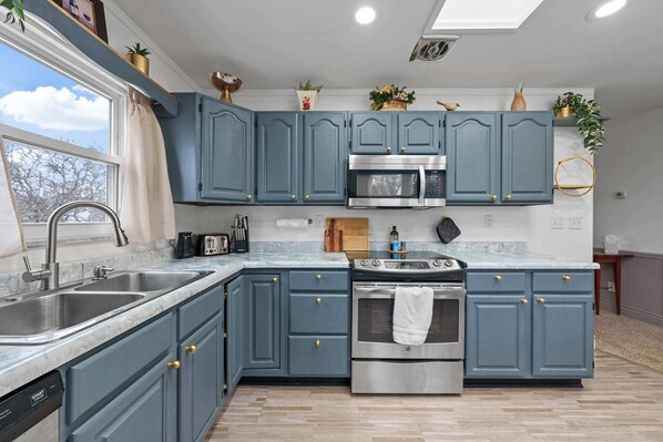 House, Multiple Beds, Patio, Garden View (The Gahanna Getaway) | Private kitchen | Fridge, microwave, oven, stovetop