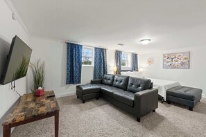 Talo, useita sänkyjä, patio, näköala puutarhaan (The Gahanna Getaway) | 4 makuuhuonetta, yksilöllisesti sisustettu, yksilöllisesti kalustettu