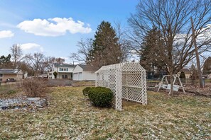 Talo, useita sänkyjä, patio, näköala puutarhaan (The Gahanna Getaway) | Näkymä huoneesta