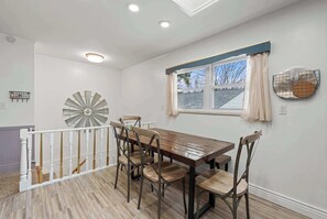 Talo, useita sänkyjä, patio, näköala puutarhaan (The Gahanna Getaway) | Ruokailu