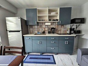 Kühlschrank, Mikrowelle, Herdplatte, Wasserkocher mit Kaffee-/Teezubehör