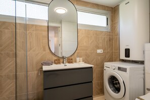 Shower, hair dryer, towels
