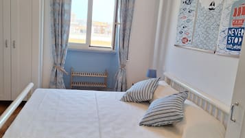 1 chambre, lit parapluie, Wi-Fi gratuit, draps fournis