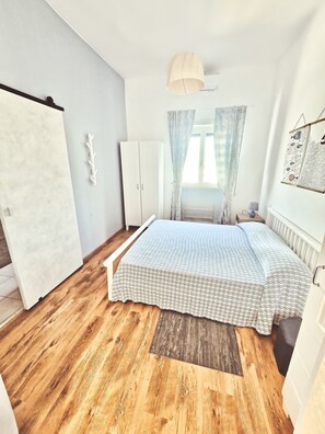 1 Schlafzimmer, Reisekinderbett, kostenloses WLAN, Bettwäsche