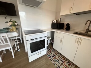 CafetiÚre-théiÚre, vaisselle et ustensiles, table de salle à manger