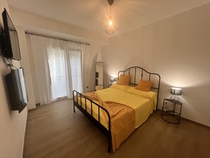 1 dormitori, planxa i posts de planxar, wifi i roba de llit