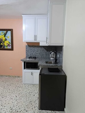 Mikrowelle, Wasserkocher mit Kaffee-/Teezubehör