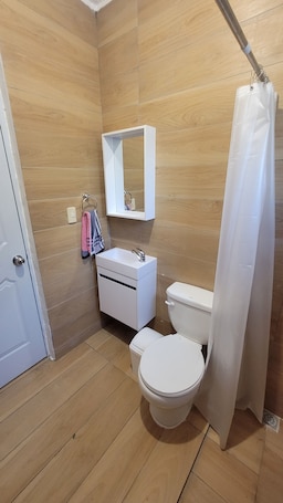 Towels, soap, toilet paper. 3-Bedroom Apartment (Suitable for Families and Work Groups)