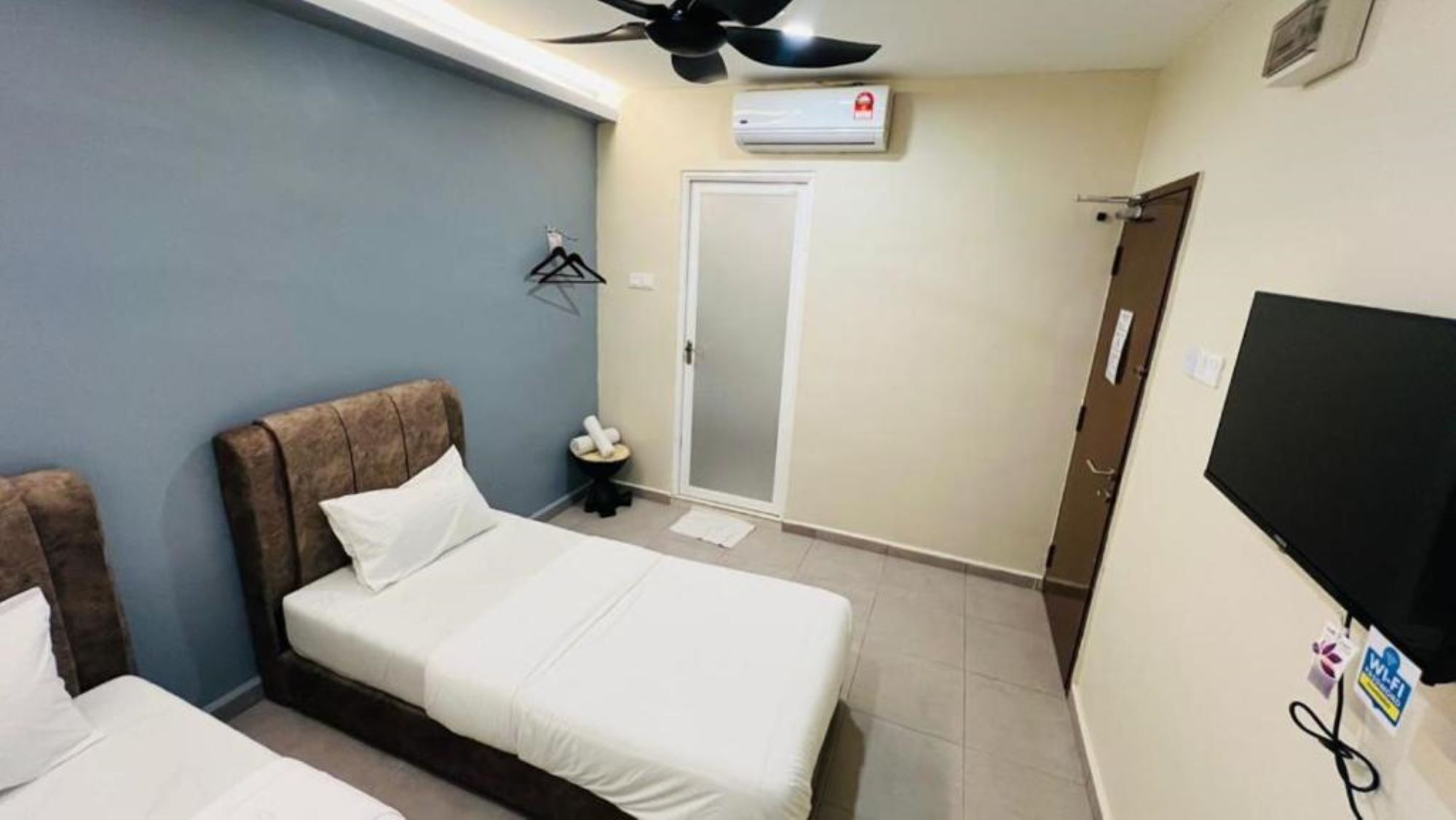 Tabla de planchar con plancha, wifi gratis y ropa de cama 