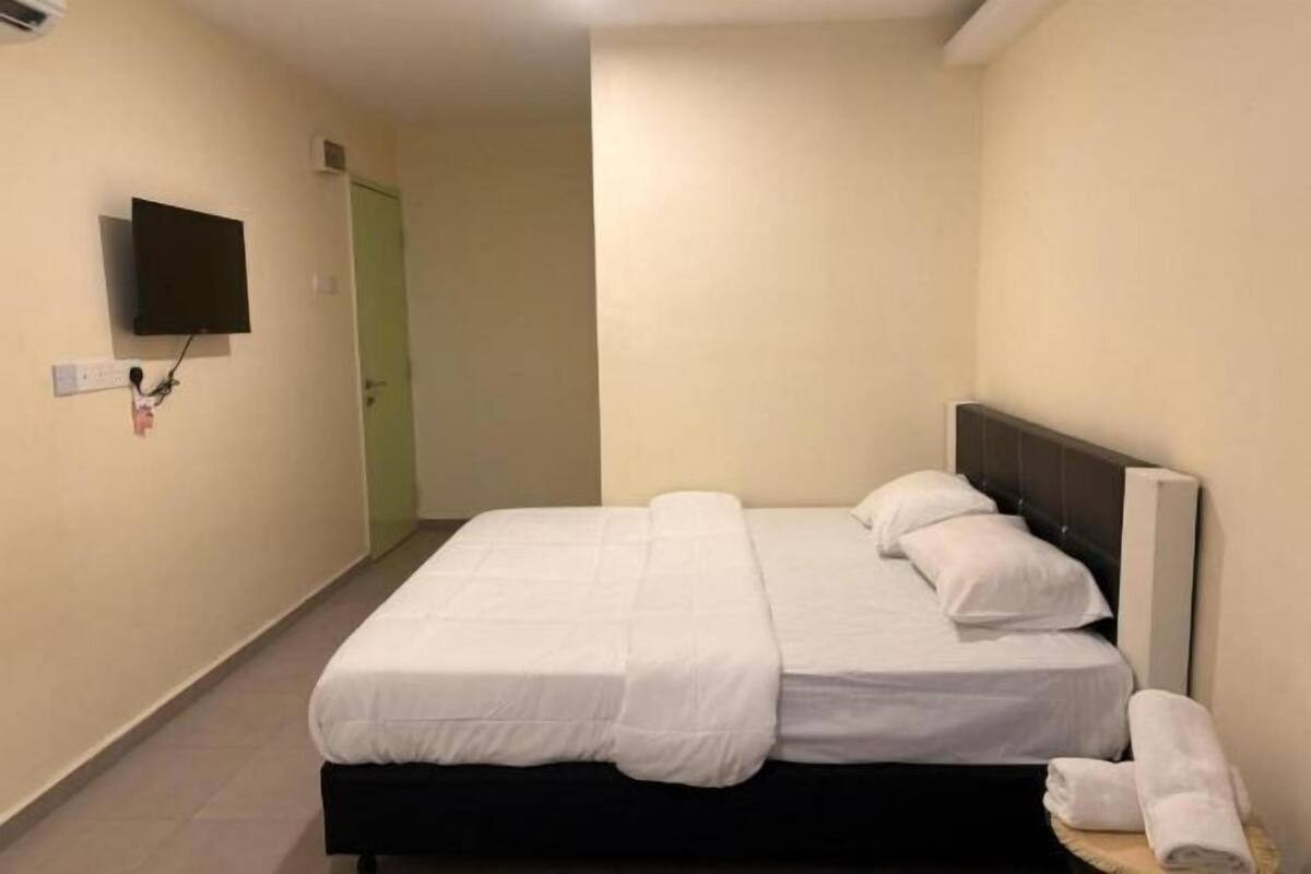 Tabla de planchar con plancha, wifi gratis y ropa de cama