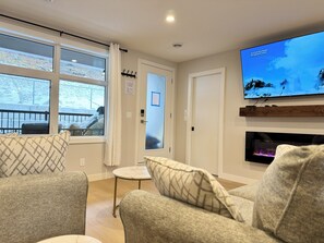 Smart TV, fireplace