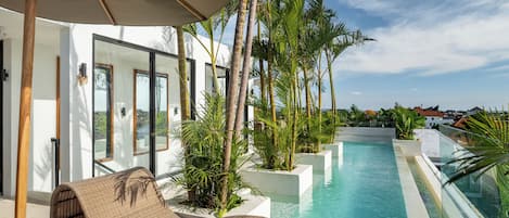 Una piscina al aire libre