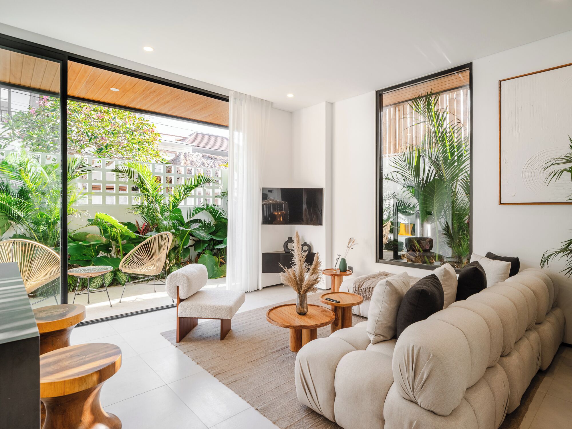 Apartamento Deluxe | Sala de estar | Smart TV de 43 pulgadas con canales digitales