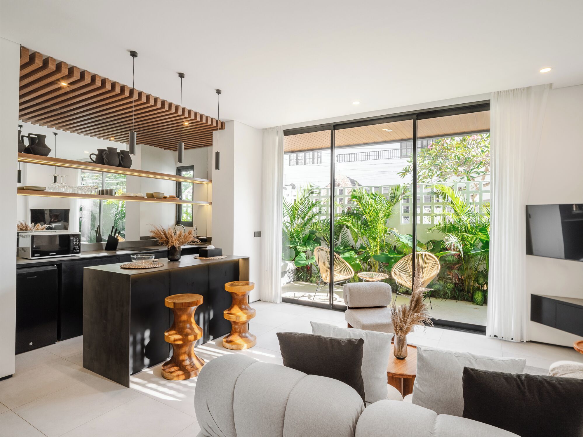 Deluxe Apartment | Private kitchen | Mini-fridge, dishwasher, coffee/tea maker, electric kettle