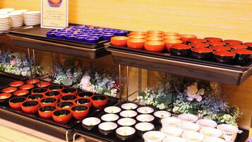 Daily buffet breakfast (JPY 2500 per person)